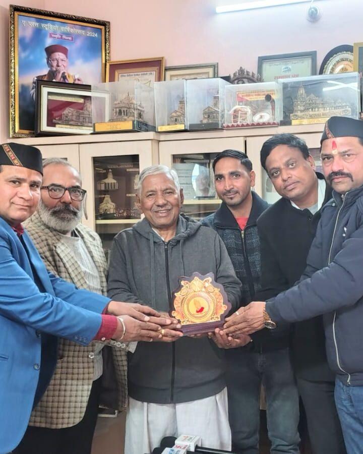 उत्तराखंड सामाजिक सामान सेवा ट्रस्ट ने लोक गायक श्री नरेंद्र सिंह नेगी को  देवभूमि विभूति सम्मान से सम्मानित किया।